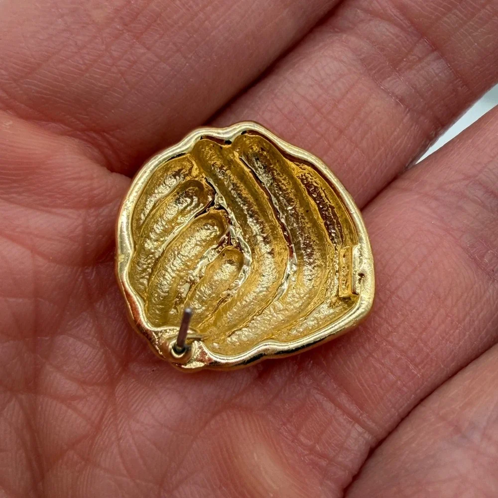 Vintage Sarah Coventry Gold‎ Tone Shell Dome Earrings NOS Carded 80s USA